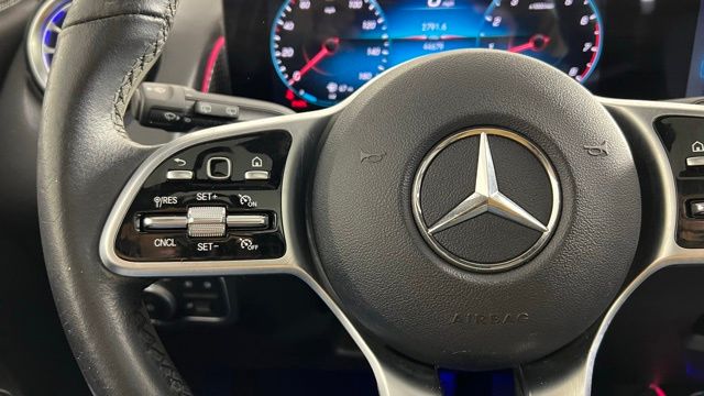 Mercedes-BenzGLB8