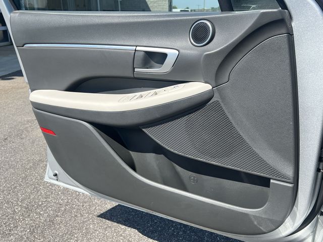 Used 2025 Silver Hyundai SEL image 31