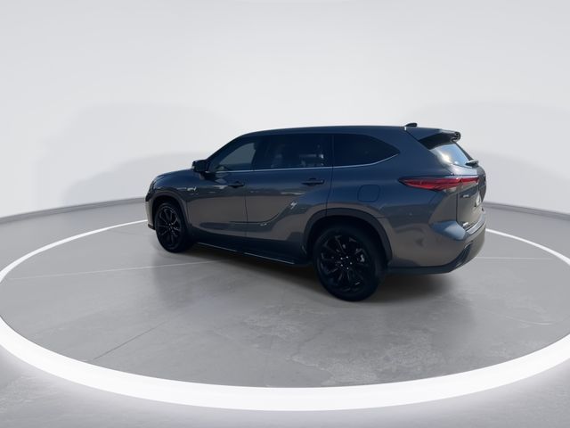 Used 2022 Gray Toyota LE image 5