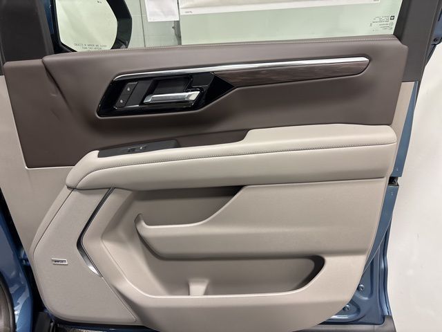 2025 Chevrolet Suburban LT photo