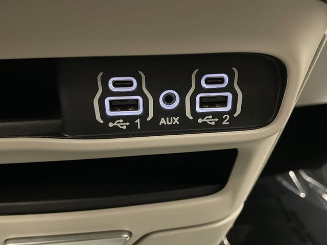 2023 Chrysler Pacifica Touring L photo