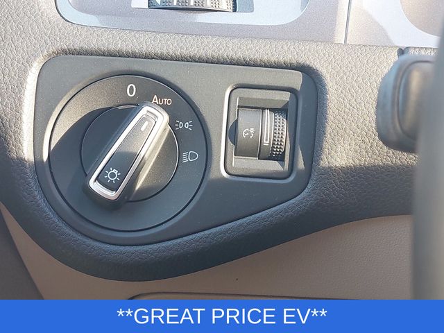 Used 2015 White Volkswagen SEL Premium image 25