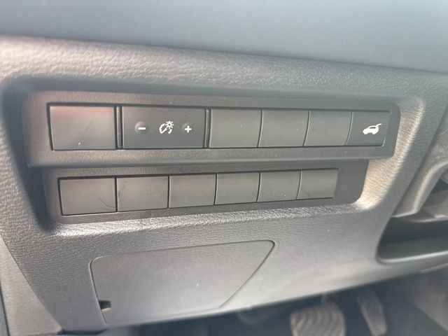 Used 2025  Mitsubishi SE image 18