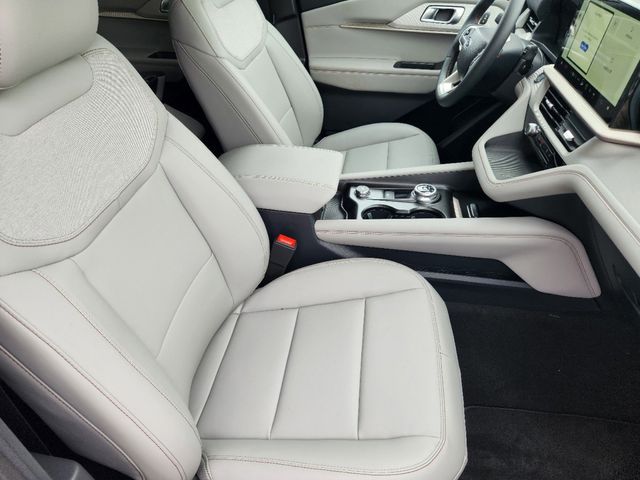 2025 Ford Explorer Active photo