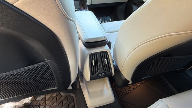 Used 2024 White BMW xDrive28i image 21