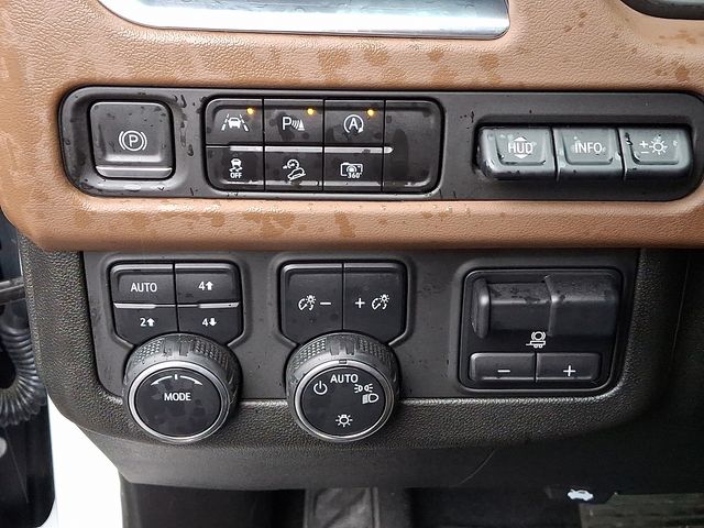 2023 Chevrolet Suburban High Country photo