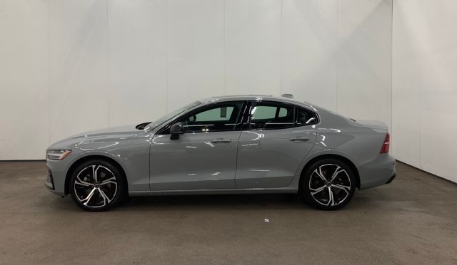 2024 Volvo S60 B5 Core Dark Theme