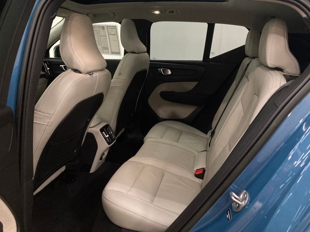 2023 Volvo XC40 B5 Plus Dark Theme