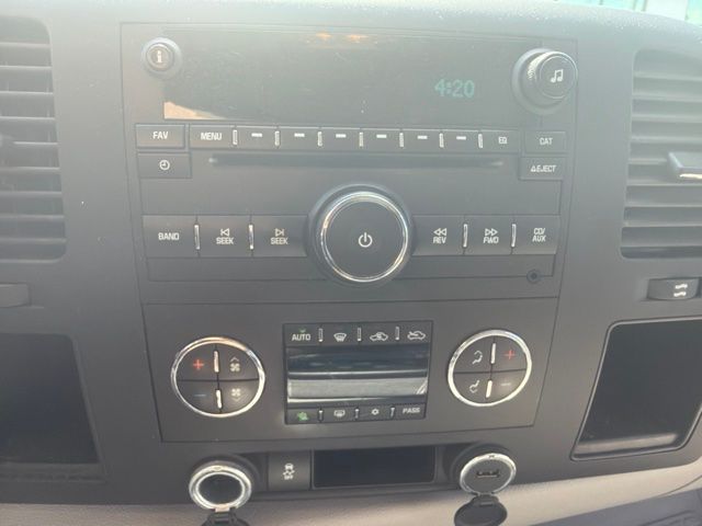 Used 2013 Silver GMC SLE image 9