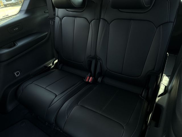 New 2026 Diamond Black Crystal Pearl-Coat Exterior Paint Jeep Limited image 20