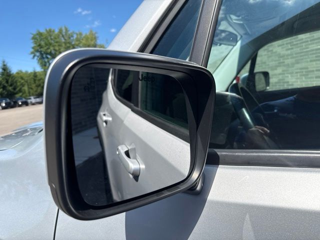 Used 2017 Silver Jeep Latitude image 13
