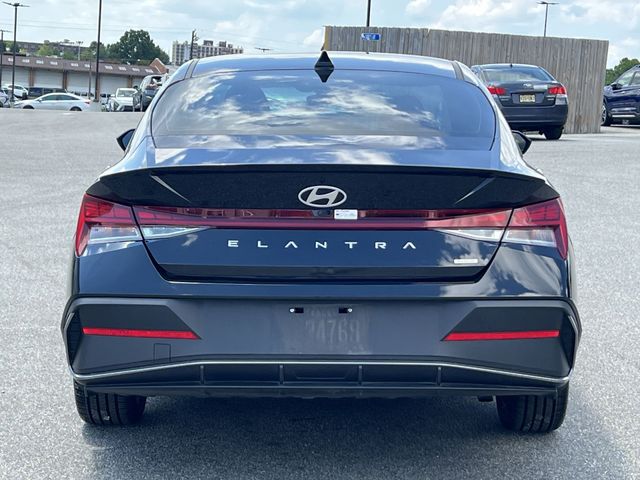 Used 2025 Black Hyundai SEL Sport image 12