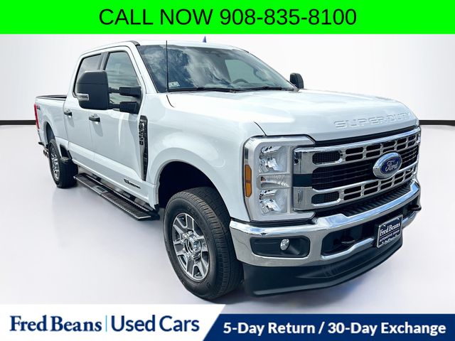 Oxford White 2025 Ford F-250 Super Duty Pickup Truck Four-Wheel Drive Automatic