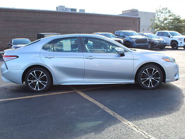 Used 2018 Celestial Silver Metallic Toyota SE image 5