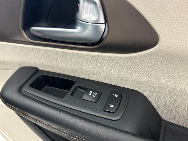 2019 Chrysler Pacifica Touring L 38