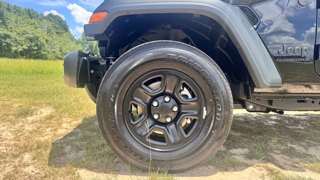 new 2025 Jeep Gladiator car, priced at $33,237