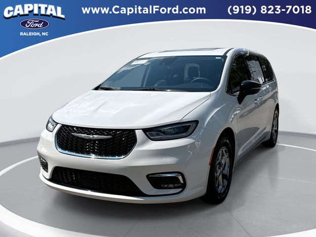 2024 Chrysler Pacifica Limited's photo