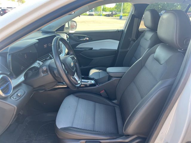 2024 Summit White Chevrolet Trax LT FWD SUV