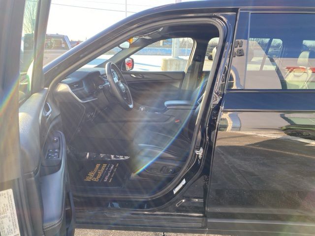 2024 Jeep Grand Cherokee L Altitude X - Diamond Black Crystal Pearlcoat exterior view 11