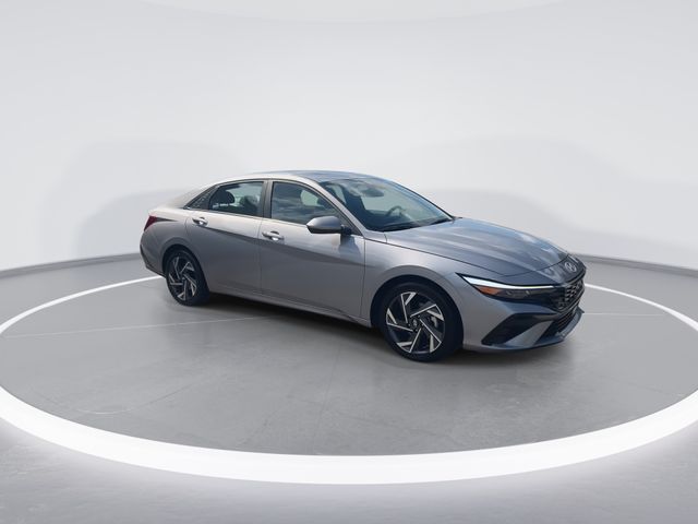 Used 2025 Silver Hyundai SEL Convenience image 2