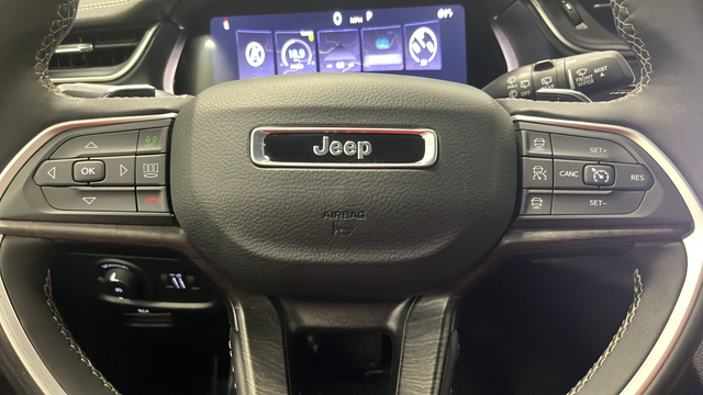 Used 2024 Diamond Black Crystal Pearlcoat Jeep Limited image 16