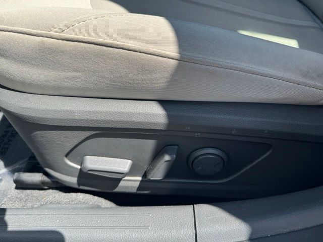Used 2025 White Hyundai SEL image 21