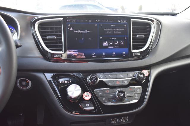 Used 2025 Chrysler Pacifica Van