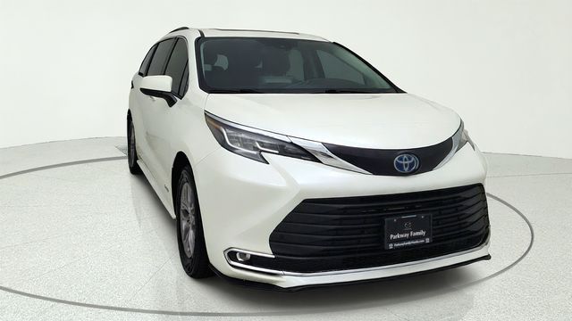 2021 Toyota Sienna XLE White at Community Toyota