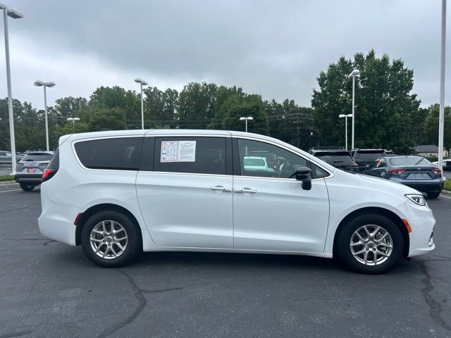 Used 2025 Chrysler Pacifica Van