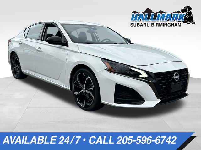 Glacier White 2023 Nissan Altima 2.5 SR FWD Sedan Front-Wheel Drive Continuously Variable Transmission