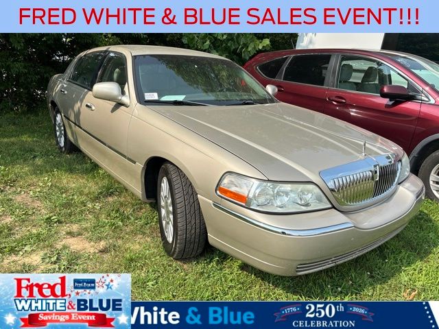2004 Lincoln Town Car Sedan Rear-Wheel Drive 4-Speed Automatic Overdrive