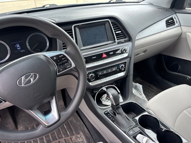 Used 2019 Lakeside Blue Hyundai SE image 13