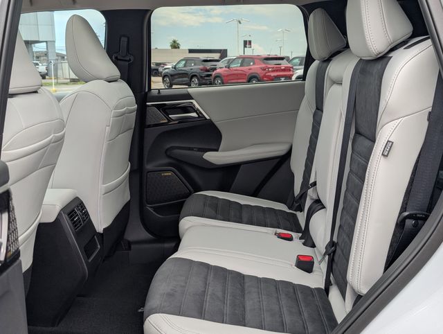 New 2025 White Mitsubishi SE image 25