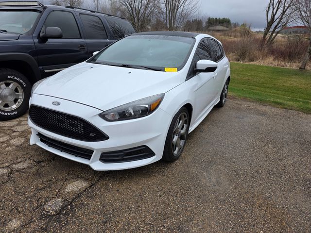Oxford White 2017 Ford Focus ST Hatchback Front-Wheel Drive 6-Speed Manual