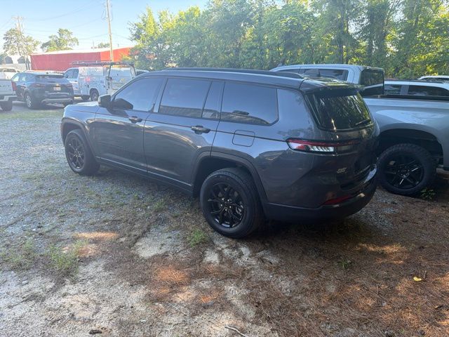 Used 2024 Gray Jeep Altitude image 3