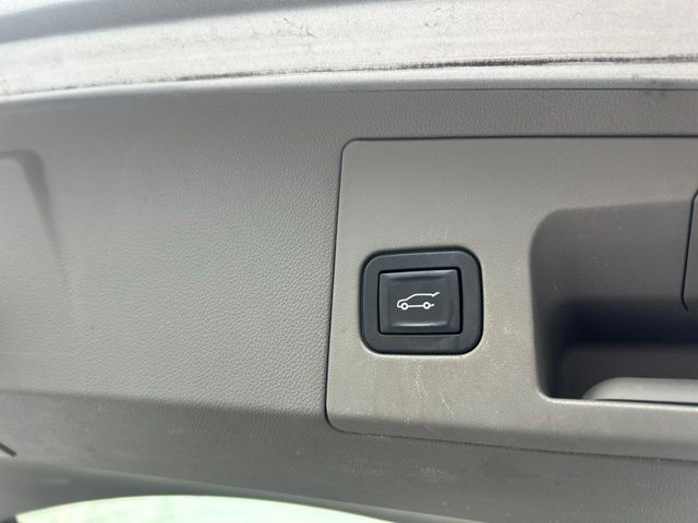 Used 2017 Silver Cadillac Luxury image 17