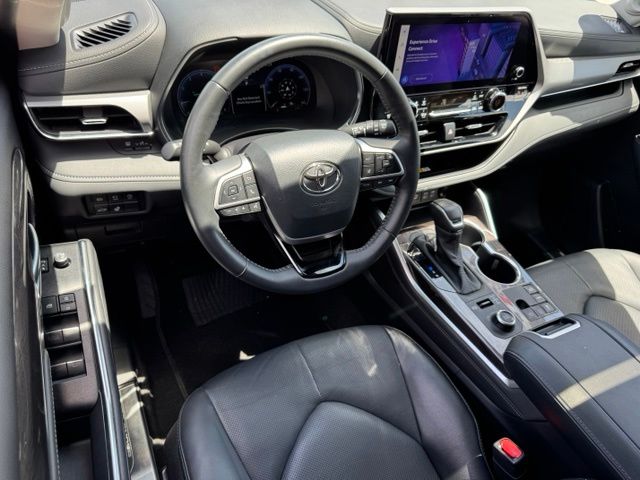 Used 2025 Toyota Highlander SUV