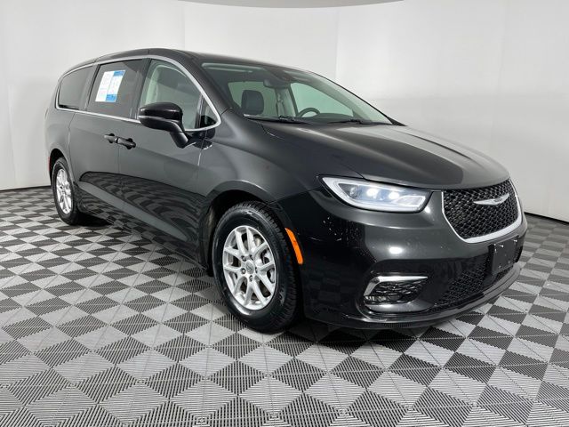 Brilliant Black Crystal Pearlcoat 2023 Chrysler Pacifica Minivan Front-Wheel Drive 9-Speed Automatic