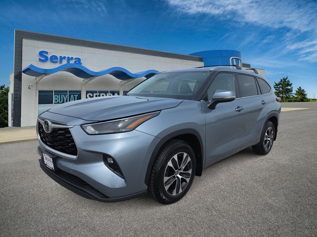 Moon Dust 2022 Toyota Highlander XLE AWD SUV / Crossover All-Wheel Drive 8-Speed Automatic