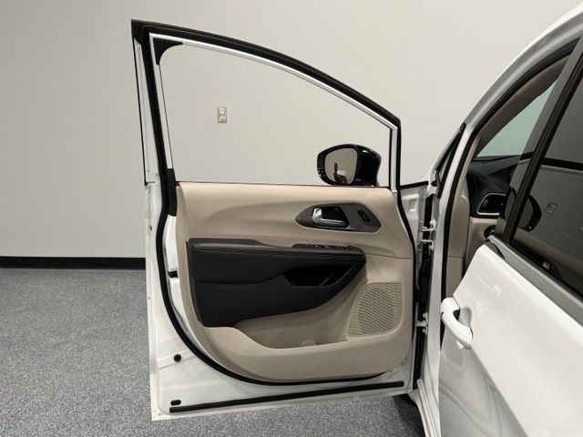 Used 2024 White Chrysler Touring L image 9