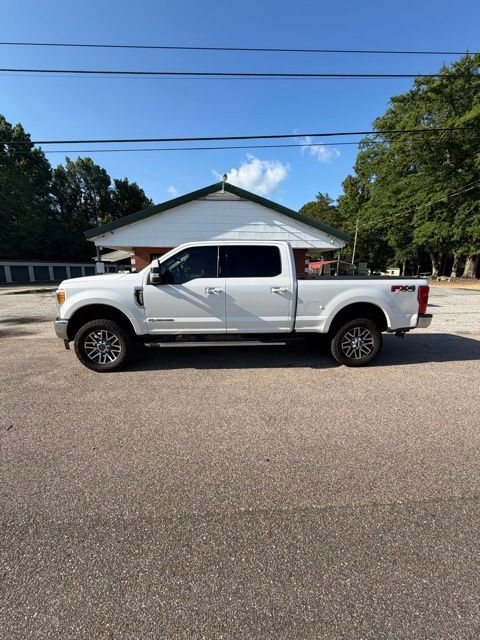White Platinum Clearcoat Metallic 2017 Ford F-350 Super Duty Lariat Crew Cab 4WD Pickup Truck Four-Wheel Drive 6-Speed Automatic