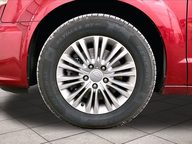 2015 Chrysler Town & Country Touring-L - 8