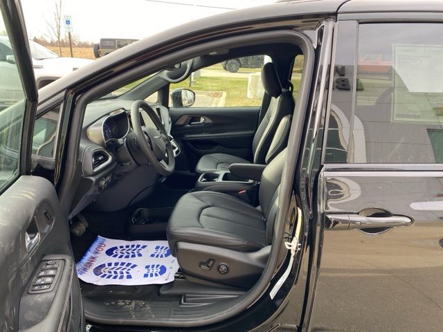 2026 Chrysler Pacifica Select - Diamond Black Crystal Pearlcoat exterior view 11