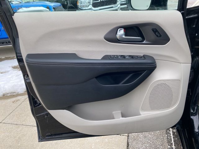 2024 Chrysler Pacifica Touring L - Diamond Black Crystal Pearlcoat exterior view 10