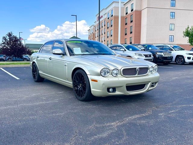 Winter Gold 2008 Jaguar XJ-Series Sedan Rear-Wheel Drive 6-Speed Automatic