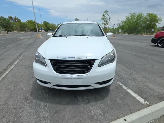 Bright White 2013 Chrysler 200 Sedan Front-Wheel Drive 6-Speed Automatic