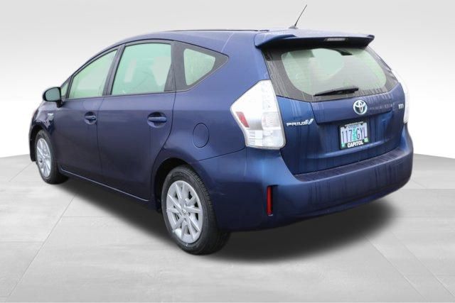 2014 Toyota Prius v Two 19