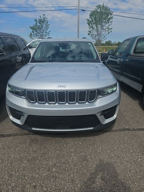 2023 Jeep Grand Cherokee Laredo - Silver Zynith exterior view 2