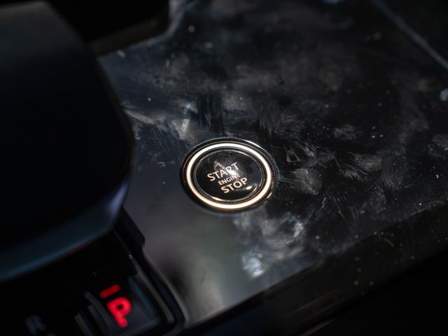 Used 2025  Land Rover Autobiography image 27
