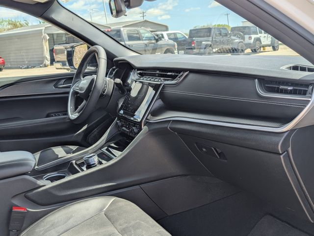 Used 2024 White Jeep Altitude image 26